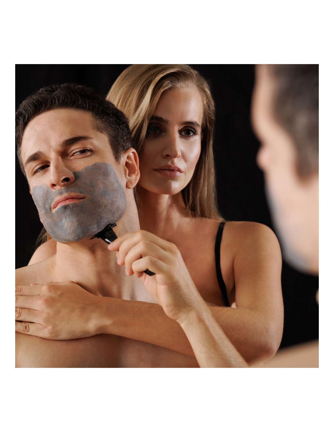 Mann rasiert sich mit rasierklingen-elegant-glide von Omro hinter Ihm steht eine Frau und schaut ihm zu.