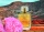 Rose de Kelaâ Parfümflasche vor einem Hintergrund aus Rosen und exotischer Landschaft, der die blumig-orientalischen Noten unterstreicht.