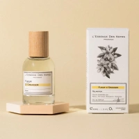Fleur dOranger Eau de Parfum: Parfümflakon vor seiner Verpackung auf hellem Hintergrund.