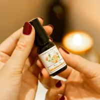 Roll-On Vitalite 10ml Flasche hochgehalten in einer Frauenhand