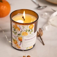 Brennende Sanfte Nacht: Lavendel & Kamille Kerze stehend auf einem Tisch mit weißem Tischtuch und nette Dekoration