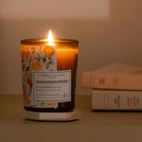 Brennende Sanfte Nacht: Lavendel & Kamille Kerze stehend auf einem Seitboard im Hintergrund zwei Bücher