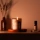 Brennende Sanfte Nacht: Lavendel & Kamille Kerze stehend auf einem Seitboard