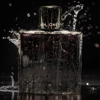 vein-nero-parfum-flakom-100-ml-wird von Wasser bespritzt