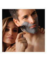 Eine Frau steht hinter einem Mann der sich vor einem Spiegel mit COLD STEEL RAZOR REFILLS - RASIERKLINGEN rasiert.