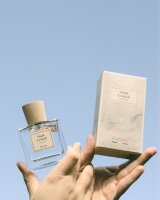 Mont Cristal Parfüm und Verpackung in der Hand vor blauem Himmel