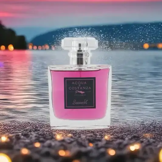 Acqua di Costanza Seenacht Damen Duftprobe auf Holz vor nächtlichem Bodensee mit Lichterkette, femininer Duft.