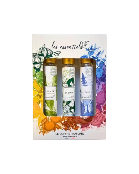 Les Essentiels Entdeckungs-Set – Patchouli · Jasmin · Grüner Tee. Ein ausdrucksstarkes Entdeckungs-Set mit drei natürlichen Parfumkompositionen in praktischer Reisegröße (je 30 ml).